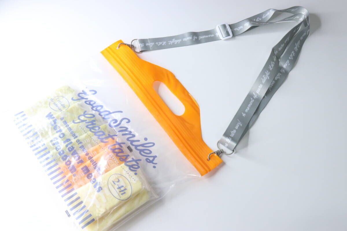 ストラップを取り付けたスナックバッグを斜め上から見た全体