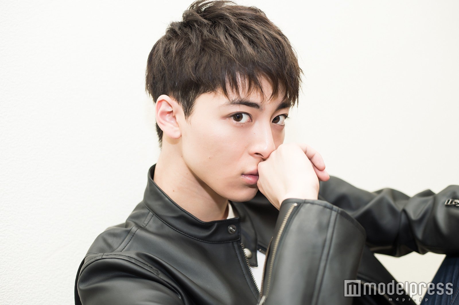 ぐっと男らしい表情も…（C）モデルプレス