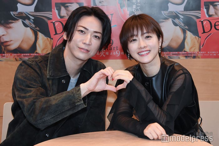 オンラインファンミーティングを開催した亀梨和也、石原さとみ(C)モデルプレス