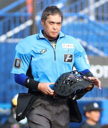 白井一行審判員が通算2000試合出場を達成 五回終了時にオリックス・若月から花束を贈られる