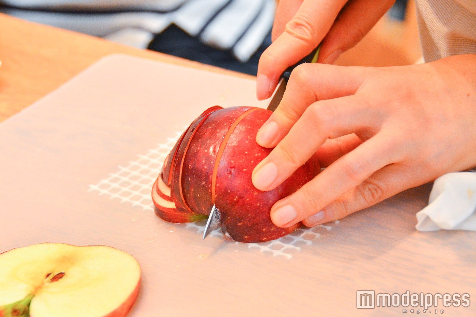 りんごをに切り込みを入れて…（C）モデルプレス