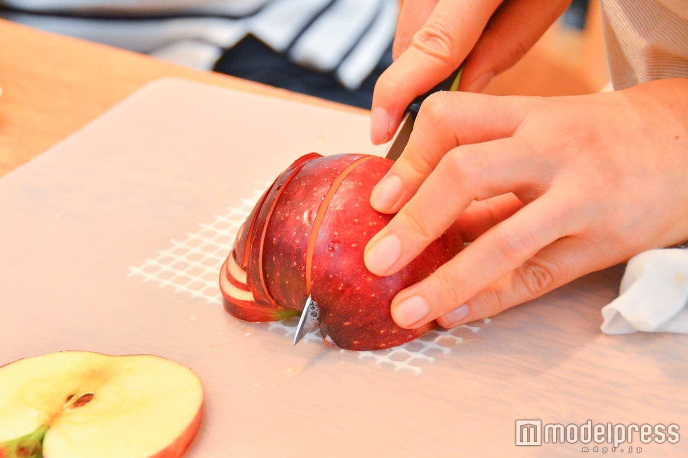 りんごをに切り込みを入れて…(C)モデルプレス