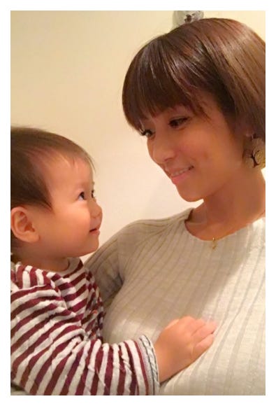 断乳を開始したhitomiと第3子となる愛息子/hitomiオフィシャルブログ(Ameba)より