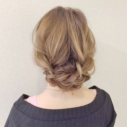 首回りが華やかになる季節だから、すっきりアップアレンジがしたい。アップヘアアレンジの作り方