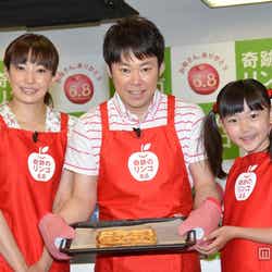 (左から)菅野美穂、阿部サダヲ、子役の畠山紬(つむぎ)