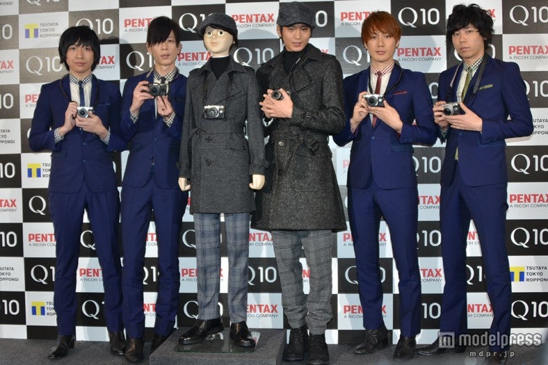 向井理とTHE BAWDIES（左から：JIM、MARCY、ROY、TAXMAN）