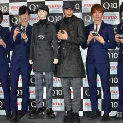 向井理とTHE BAWDIES(左から:JIM、MARCY、ROY、TAXMAN)