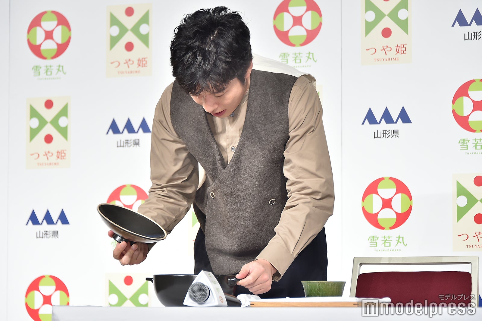 土鍋を開け感動する田中圭（C）モデルプレス