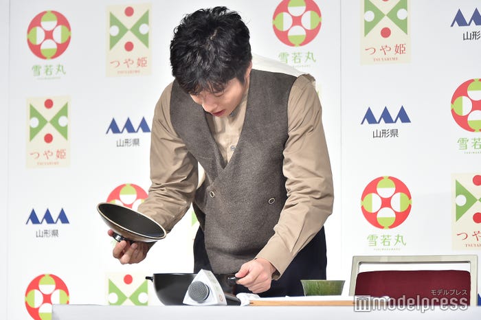 土鍋を開け感動する田中圭(C)モデルプレス
