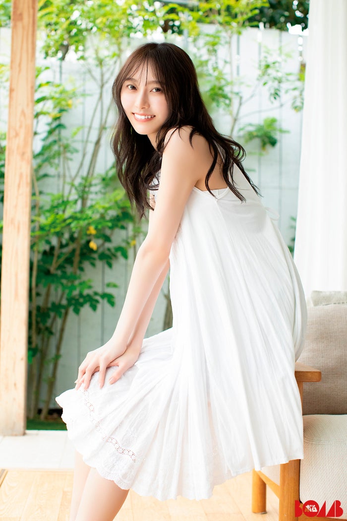 乃木坂46弓木奈於、白ワンピで素肌輝く「BOMB」表紙に登場【独占カット】