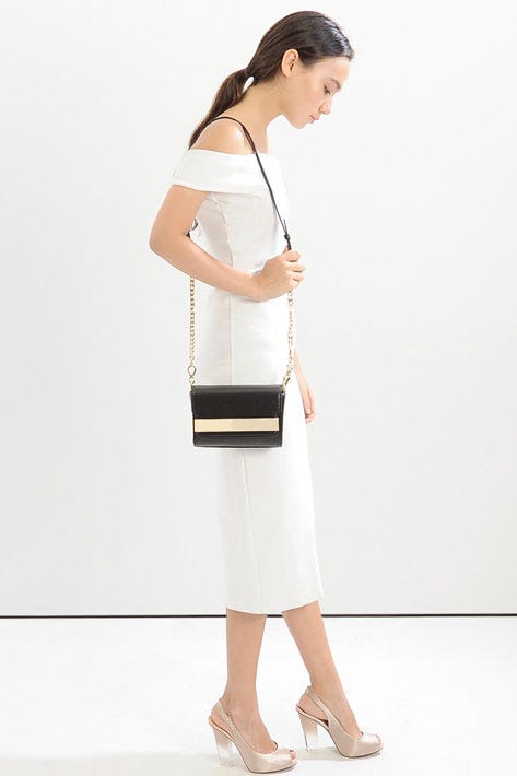 メタルディテールスリングバッグ「CHARLES & KEITH」4,590円(税込)/画像提供:CHARLES & KEITH OFFICIAL ONLINE STORE