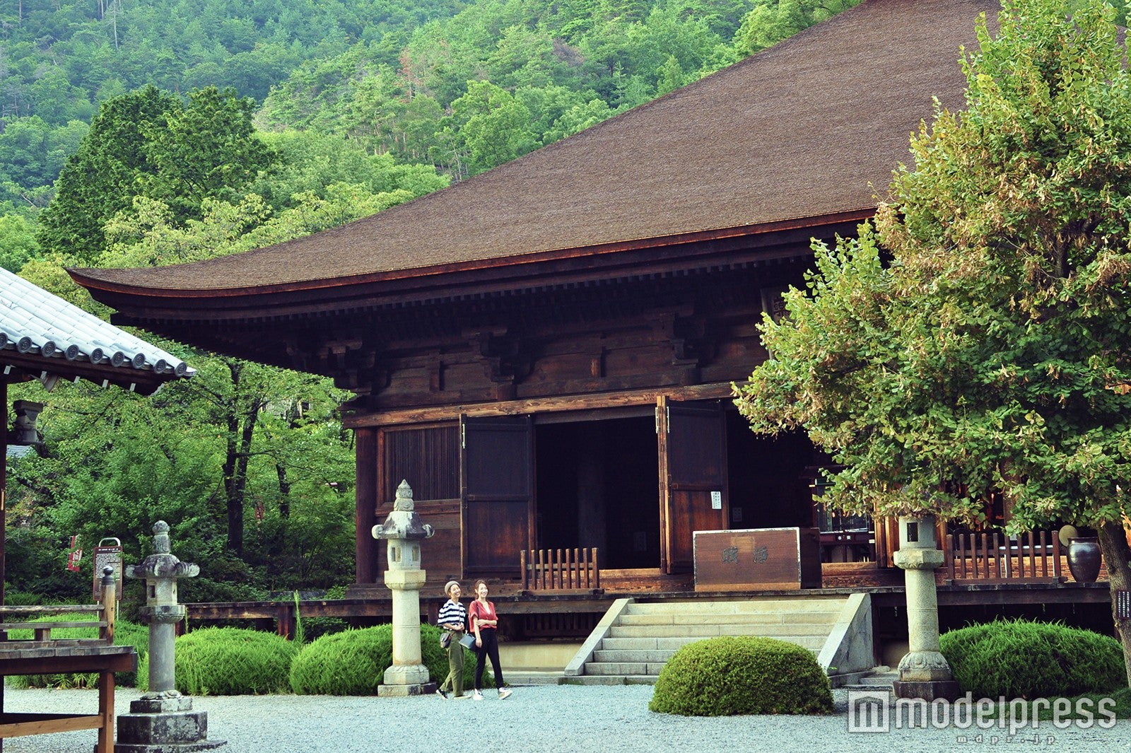 山に囲まれた本堂。奥にはブドウを手にする穏やかなお顔持ちの薬師如来像などが安置されています（C）モデルプレス