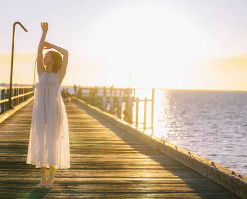 日向坂46富田鈴花、夕陽に溶ける純白ワンピース姿 1st写真集先行カット解禁【鈴花サーキット】