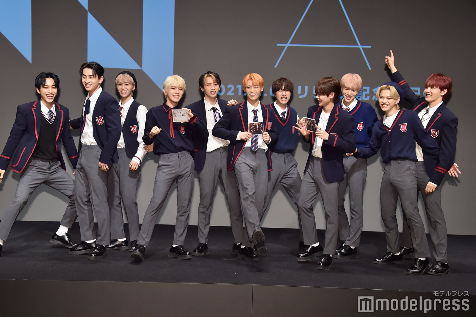 楽しそうにはしゃぐINI （C）モデルプレス