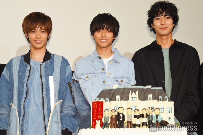 上流階級ケーキに笑顔いっぱい(左から)神宮寺勇太、永瀬廉、清原翔(C)モデルプレス