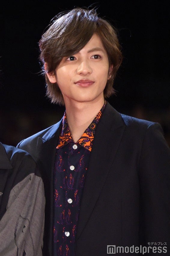 志尊淳（グレージュ） （C）モデルプレス