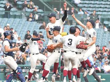 大阪桐蔭が4年ぶりV！史上最多タイ5度目のセンバツ制覇 決勝戦は負けなし10連勝 「強引なサインを出した」西谷監督の一手から一挙4点ビッグイニング 雨中の激闘制す