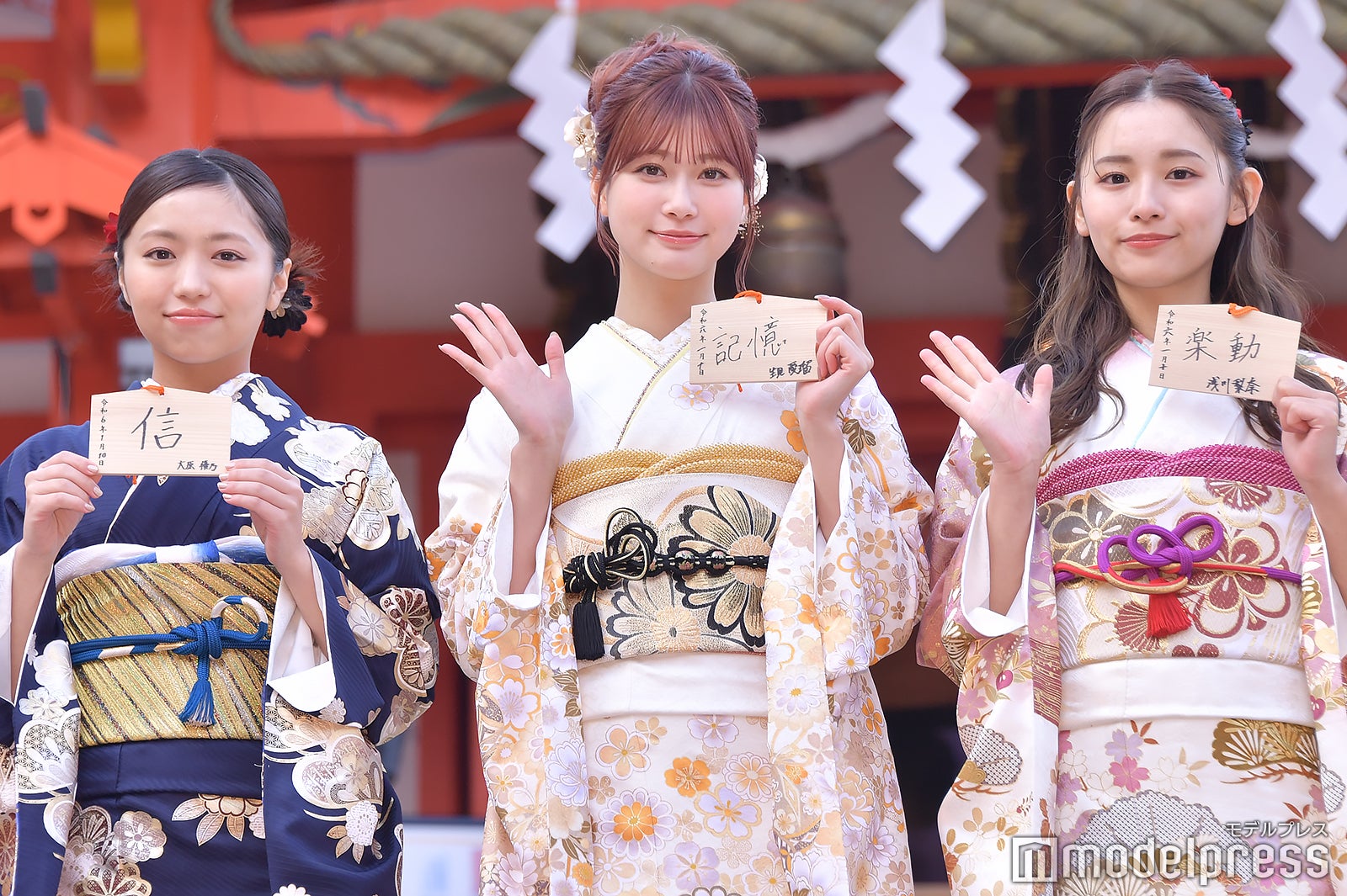 （左から）大原優乃、生見愛瑠、浅川梨奈（C）モデルプレス