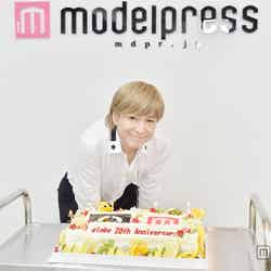 「globe20周年×モデルプレス」の特注ケーキで小室氏をお祝い