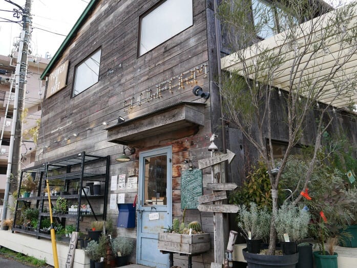 緑に囲まれている「SLOW FARM fleurs&cafe」外観