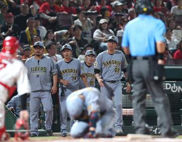広島－阪神で一触即発、警告試合に 大山に死球、本塁付近で両軍ナインが集合 17日に阪神の前川が死球で右肩甲骨を骨折 18日は胸元付近のボールに佐藤輝が怒り 直後には小園に死球
