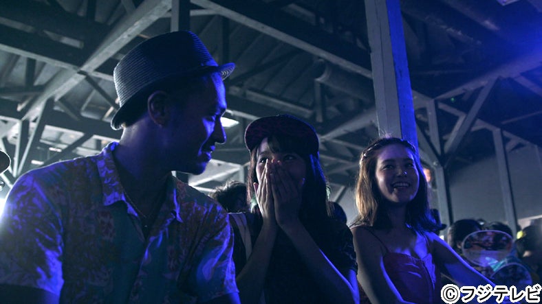 住岡梨奈が出演するライブに訪れた（左から）今井洋介、武智ミドリ、筧美和子／「テラスハウス」8月2日放送回より