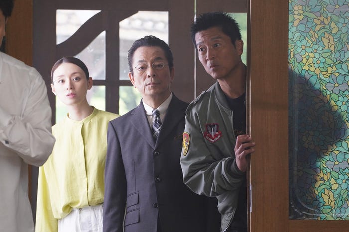 栗山千明、水谷豊、寺脇康文「相棒season22」第1話より(C)テレビ朝日