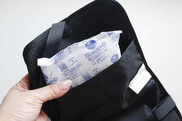 ダイソーのリュックサックパッド（ブラック、保冷剤ポケット付）2