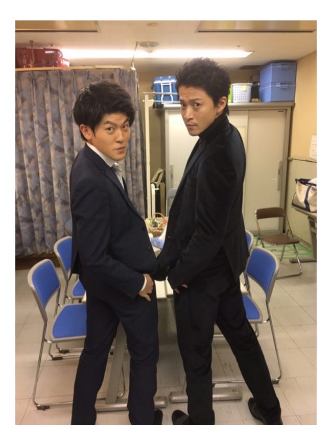 (左から)土佐有輝、小栗旬/土佐兄弟 兄オフィシャルブログ(Ameba)より