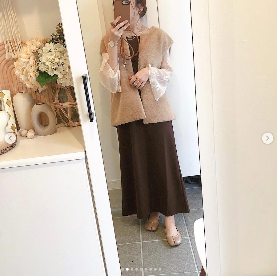 中薄橙ファーベスト×キャミワンピの淡色コーデ