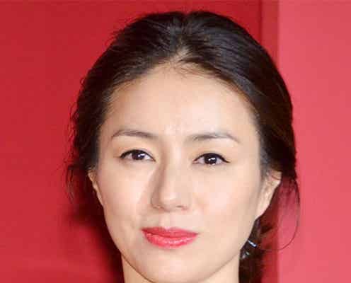 井川遥、大人の色気漂うドレスで登場 世界1のウイスキーで乾杯