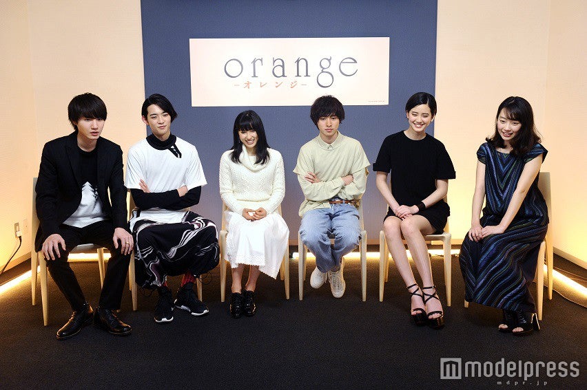（左から）桜田通、竜星涼、土屋太鳳、山崎賢人、山崎紘菜、清水くるみ