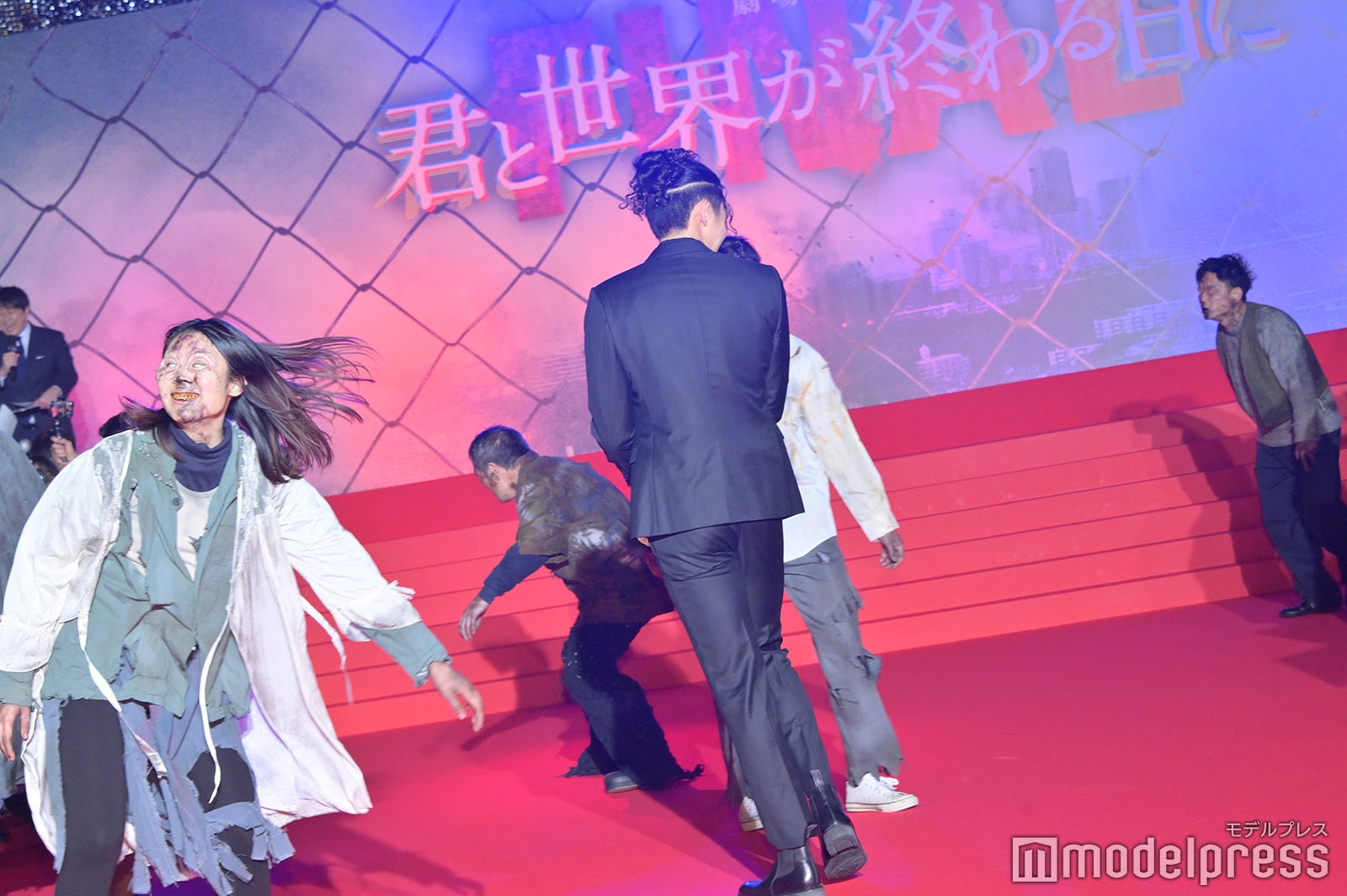 ゴーレムに囲まれる橘優輝（C）モデルプレス