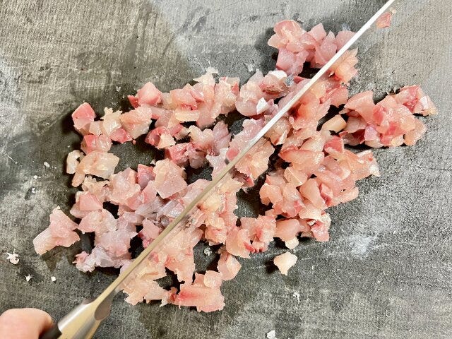 旬の魚のタルタル　レシピ　魚に調味料を加えて叩く