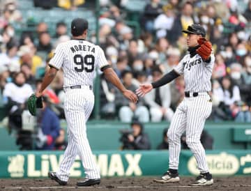 甲子園初登板の阪神・モレッタがベンチを間違え球場爆笑