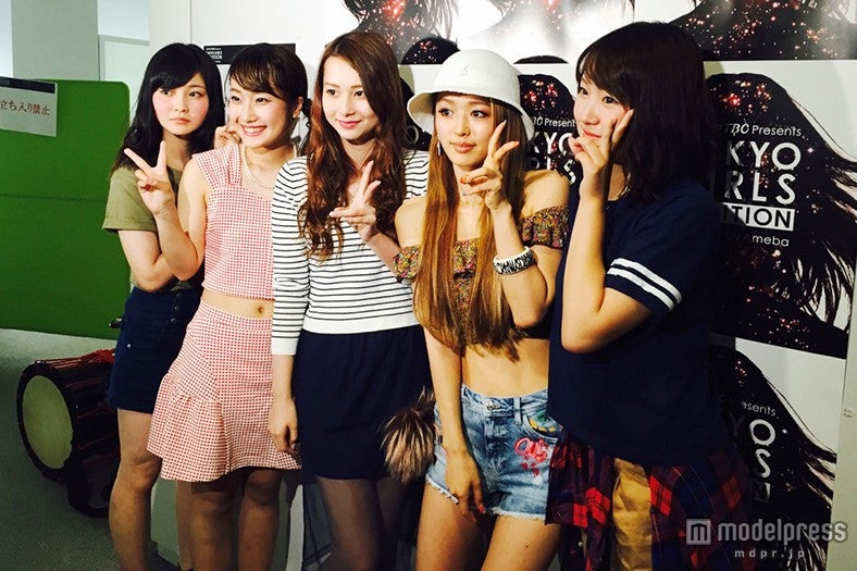 候補者たちを激励／加治ひとみ（右から2番目）とNiki（中央）