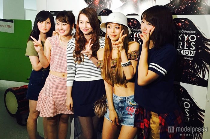 候補者たちを激励/加治ひとみ(右から2番目)とNiki(中央)