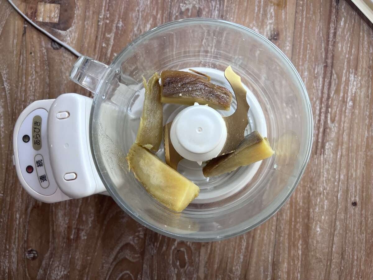 フードプロセッサーの容器に皮を剥いた焼き芋の塊が入っている俯瞰 フードプロセッサーの容器に皮を剥いた焼き芋の塊が入っている俯瞰