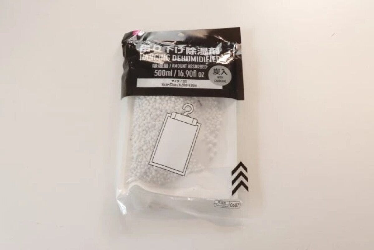 ダイソー　吊り下げ除湿剤（500mL、炭入）
