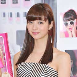 モデルプレス - 新川優愛、SEXYなバービー風衣装で美脚披露「恥ずかしい」