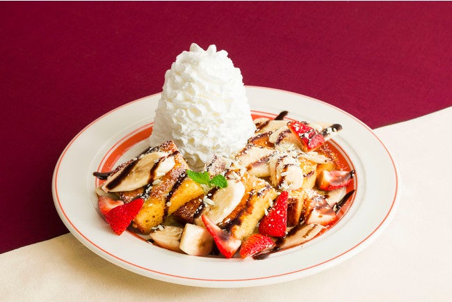 「ストロベリー＆バナナチョコ・フレンチトースト」／画像提供：Eggs’n Things Japan