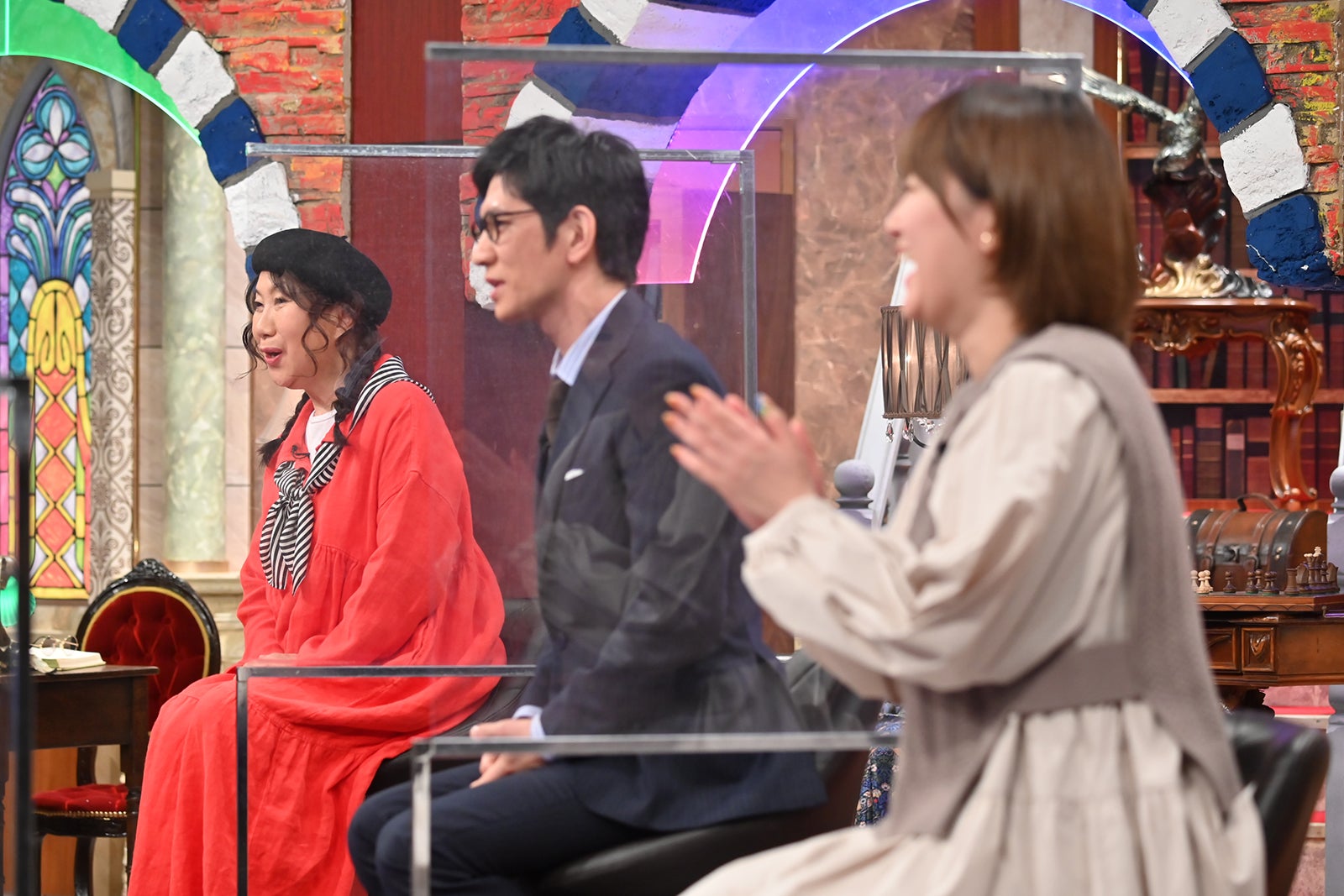 （左から）室井滋、柴田英嗣、サーヤ （C）テレビ朝日