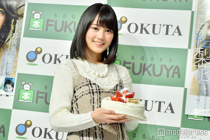 サプライズケーキに満面の笑み!生田絵梨花(C)モデルプレス