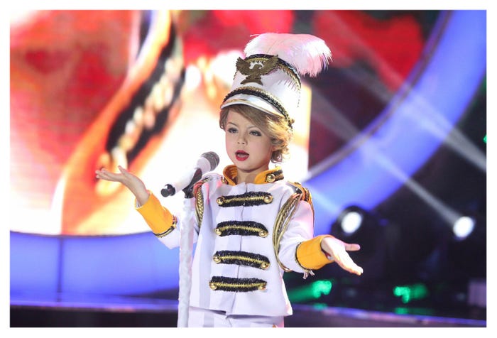 動画再生回数800万回突破 テイラー・スウィフトものまねキッズが「セクシーすぎる」と話題/シーア・ヴァイゴーちゃんFacebookより