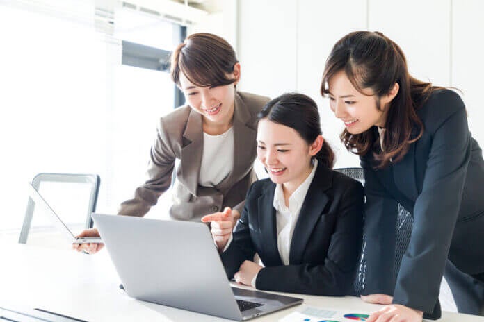 女性にモテて男性にモテない女性の特徴とは