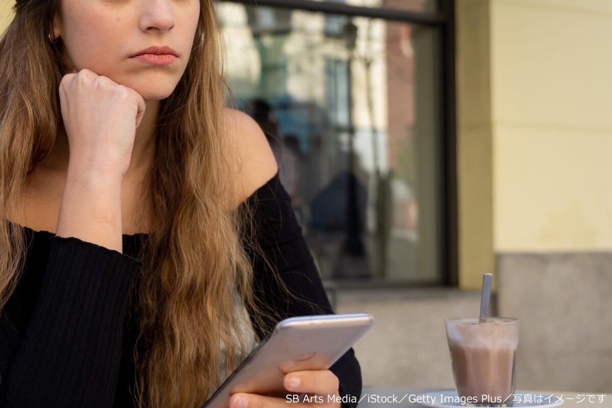 女性　カフェ　考え事