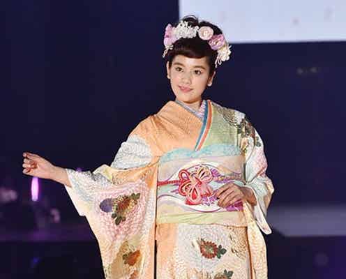 筧美和子、しっとり振り袖で登場 凛とした美しさをアピール