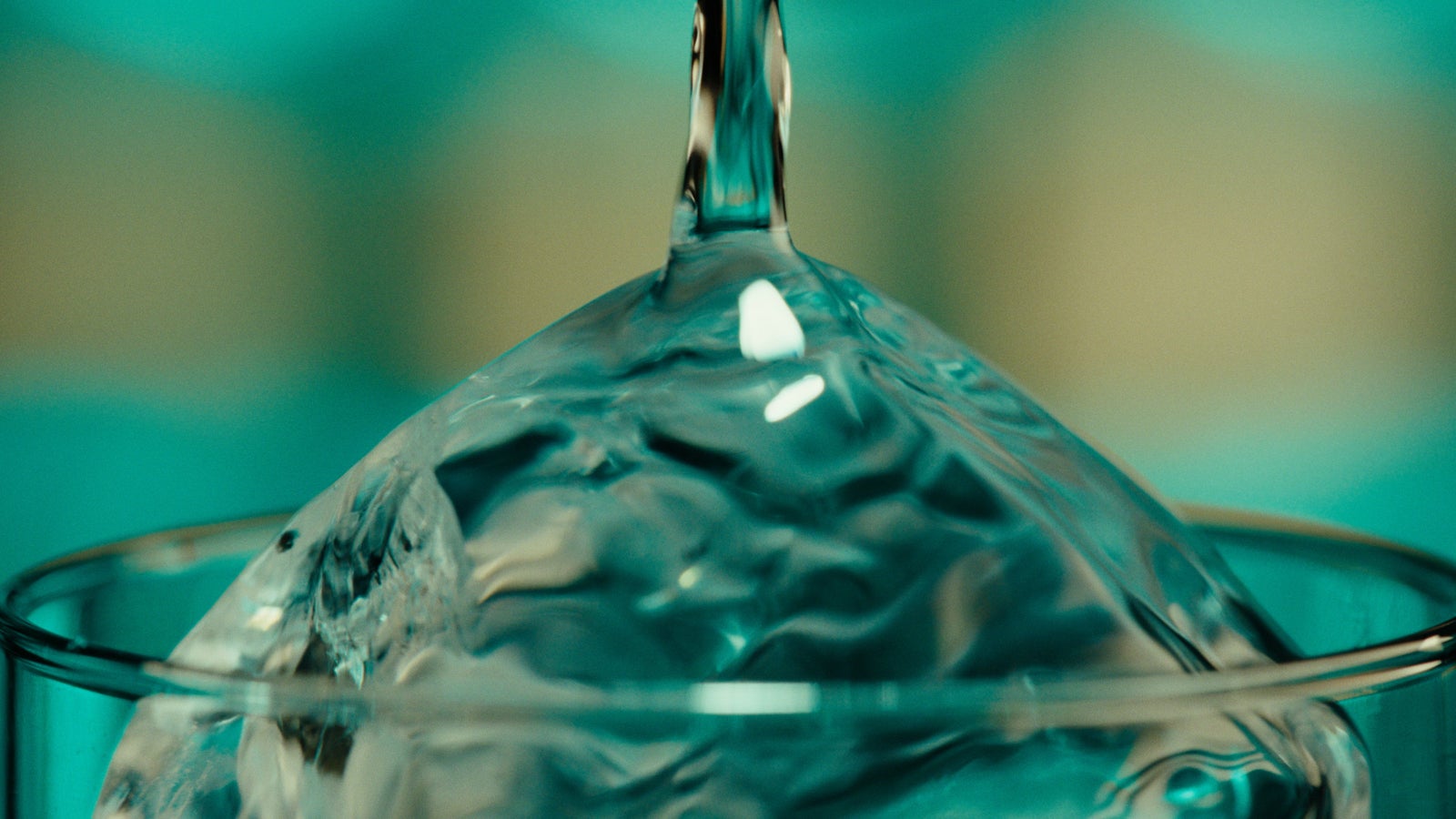 「平野紫耀はじめての翠ジンソーダ」篇より（提供写真）