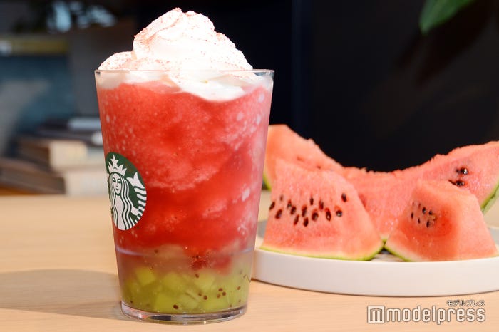 赤と緑の2色のコントラストはまさにスイカそのもの/GABURI スイカ フラペチーノ(C)モデルプレス