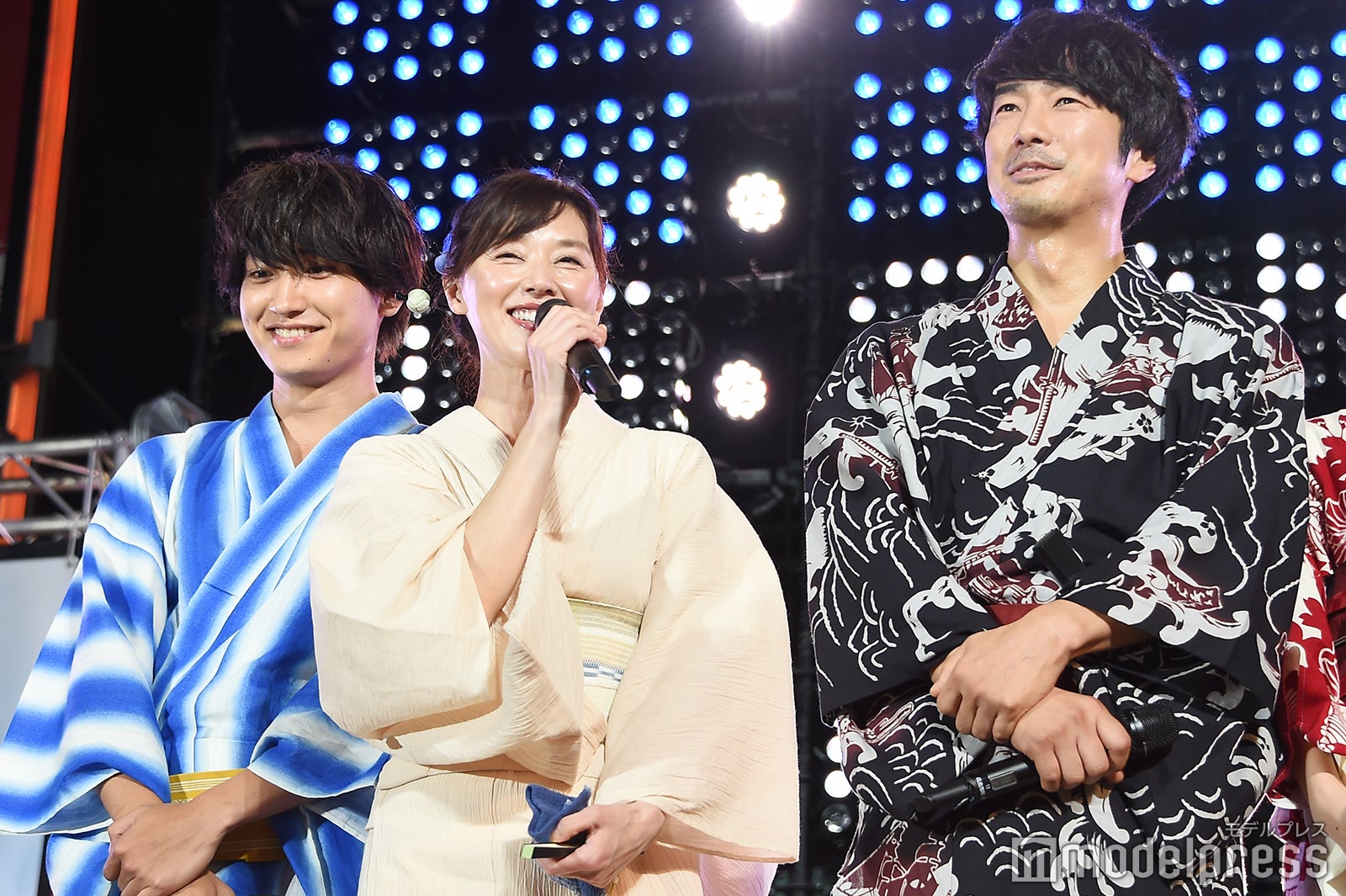 （左から）金子大地、大塚寧々、眞島秀和 （C）モデルプレス